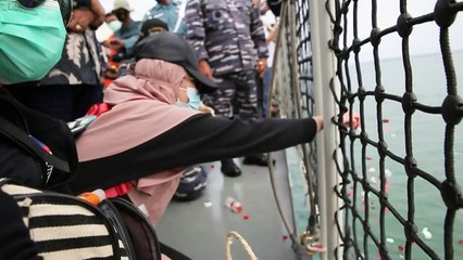 Families of Indonesia jet crash victims hold mass prayer at sea