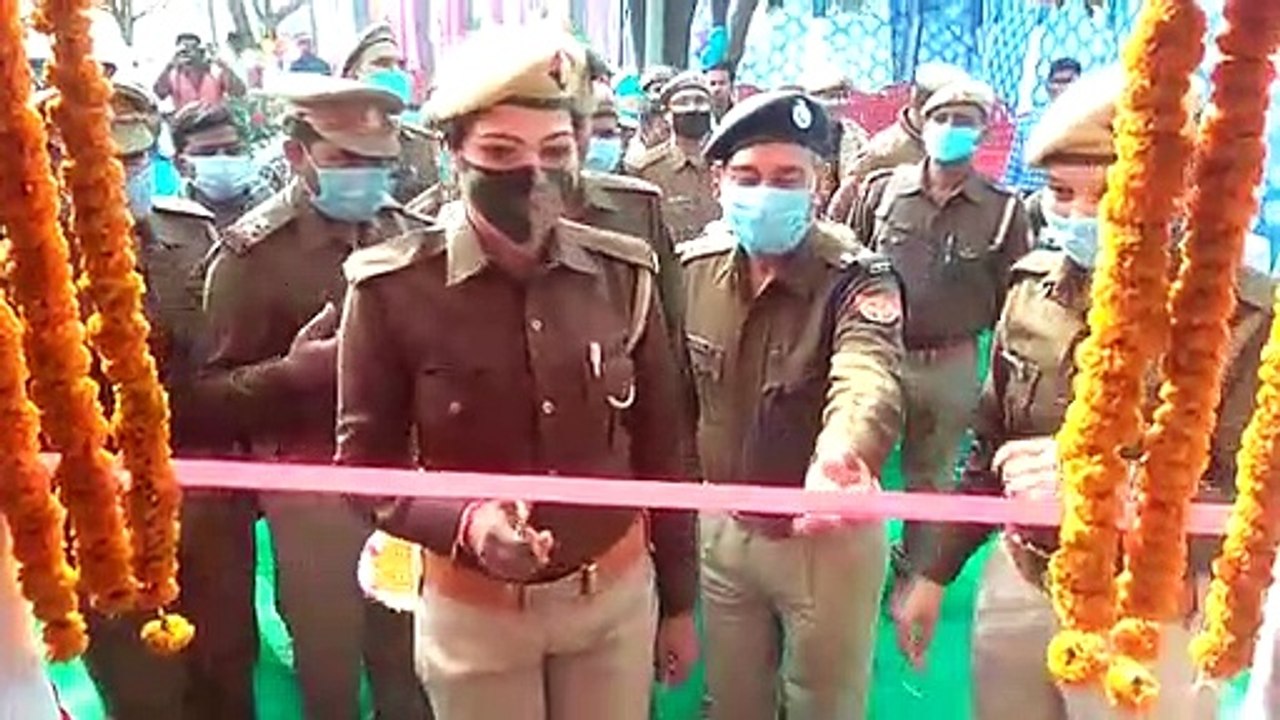 महिला हेल्प डेस्क लाइन का हुआ उदघाटन, महिला आरक्षी सुनीता ने कप्तान की मौजूदगी में काटा फिता