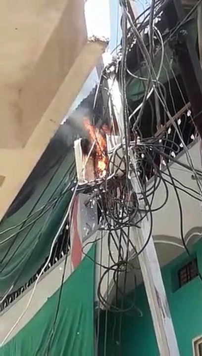 बिजली के खंभे से अचानक उठने लगी आग की लपटें