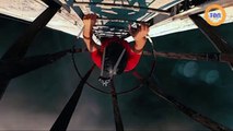 Des cascadeurs font des acrobaties sur la plus haute cheminée d'Europe