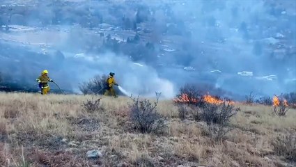 Descargar video: Firefighters battle large grassfire near Colorado neighborhood