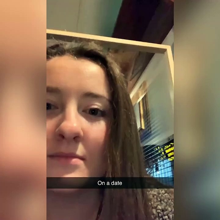 Elle découvre que son "date" est sur un site de rencontre dans le reflet de ses lunettes