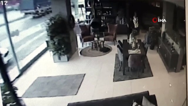 Makas atmak isterken dükkana böyle girdi