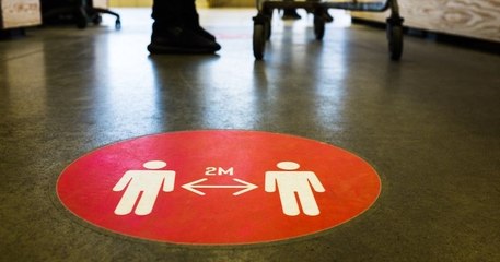 Covid-19 : avec l'arrivée des variants, le gouvernement élargit la distanciation à 2m et recommande de ne plus utiliser de masques artisanaux