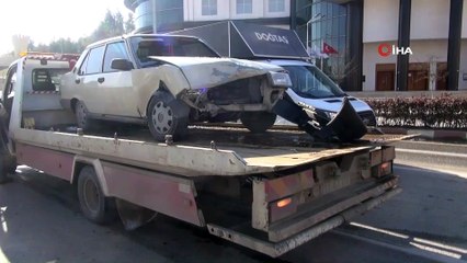 Kırmızı ışıkta bekleyen otomobile çarptı: 3 yaralı