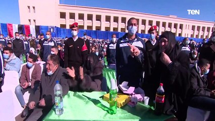 "إحنا عايشين بدعواتكم".. الرئيس السيسي يشكر والدة أحد طلبة أكاديمية الشرطة ويقبل رأسها