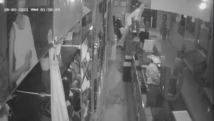 Thief wearing PPE kit robbed the jewelery shop in Delhi