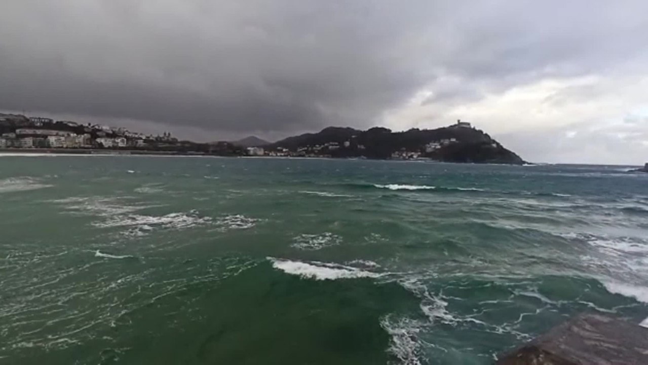 Fuertes rachas de viento en la playa de La Concha (San Sebastián)
