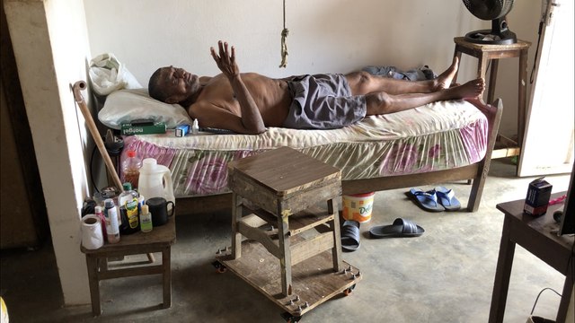 IDOSO DO BAIRRO DO MARACUJÁ EM ITAMBÉ, PRECISA DE CADEIRA DE RODAS