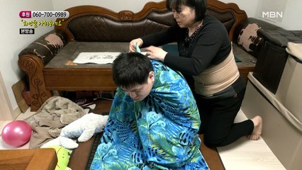 아들의 머리카락을 직접 깎아주는 엄마