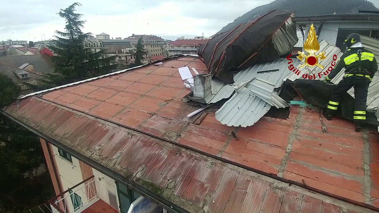 Chiavari (GE) - Tetto divelto dal forte vento in zona Rupinaro (22.01.21)