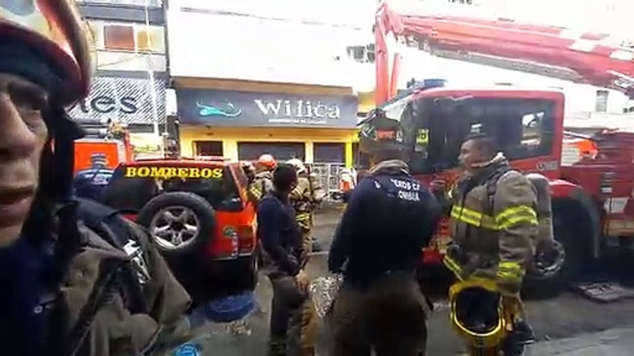 Bomberos dan balance de incendio de una bodega de calzado en el centro de Cali