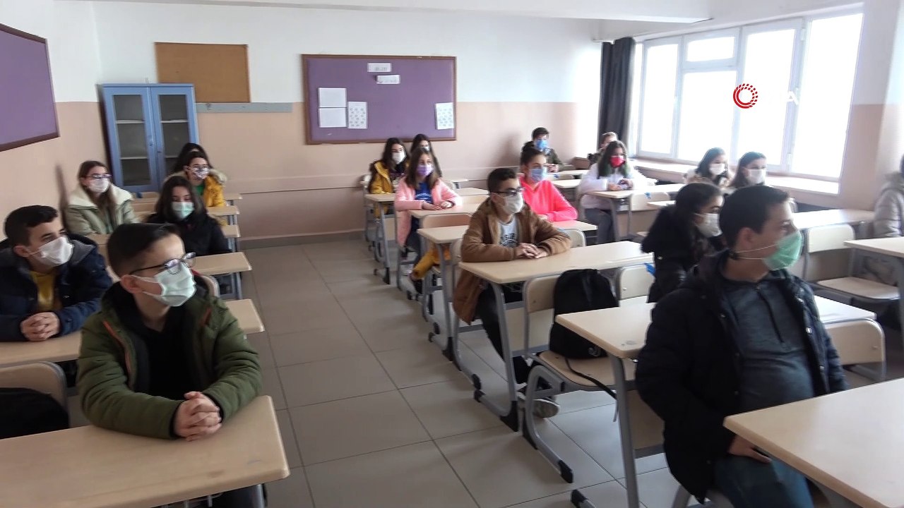 8. ve 12. sınıflara destekleme ve yetiştirme kurslarında isteğe bağlı yüz yüze eğitim başladı