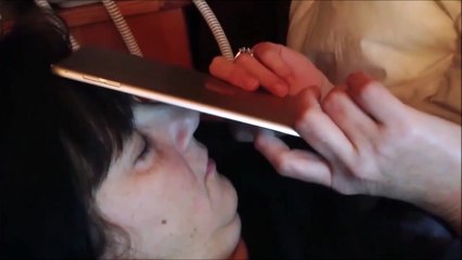 Elle est tellement fatiguée qu'elle s'endort avec son iPad sur la tête