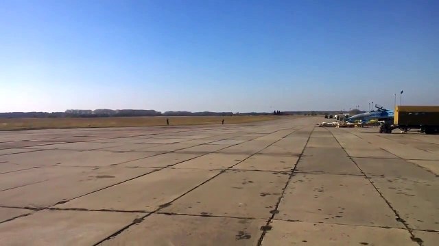Un pilote de chasse frôle le sol et fait un rase-motte impressionnant