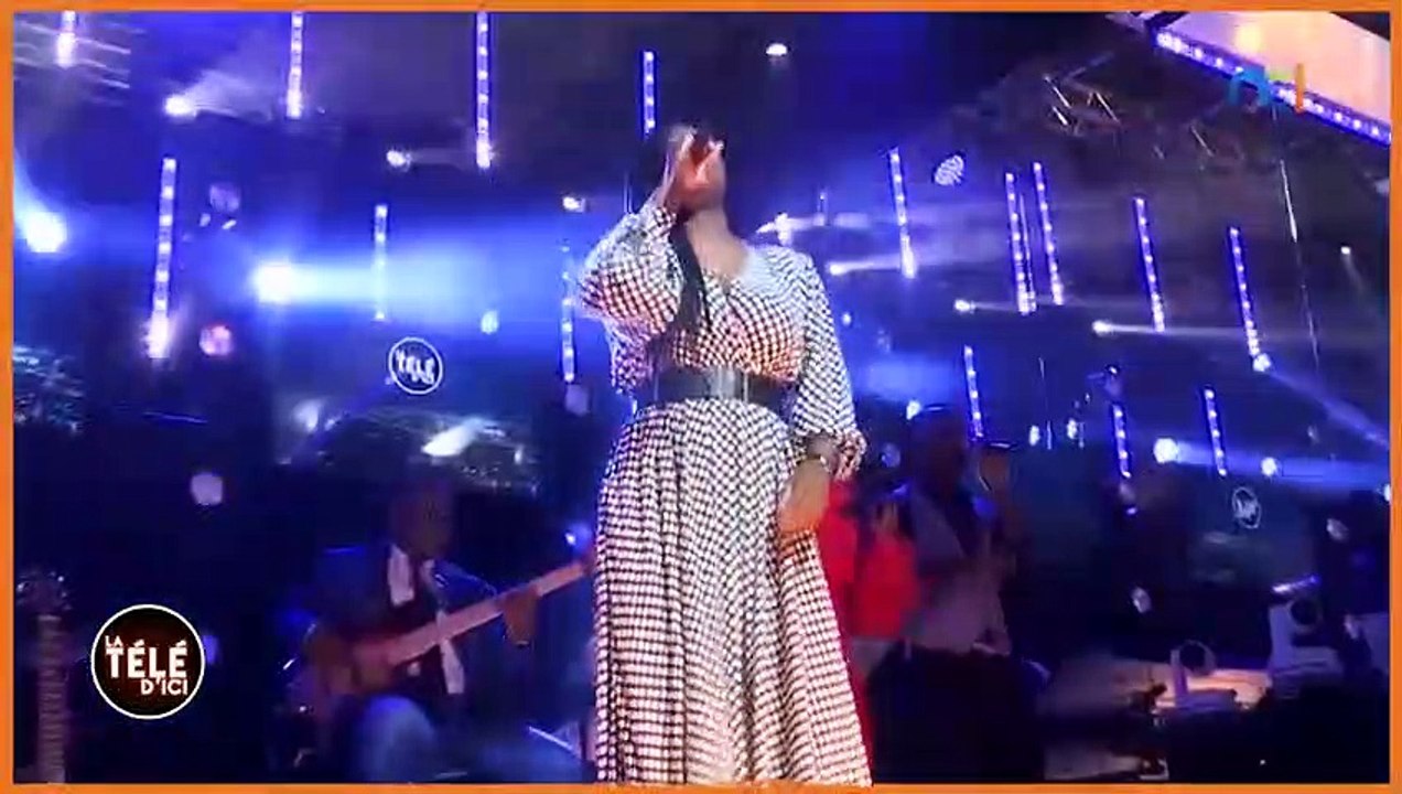 Charlotte dipanda en prestation live sur la scène de La Télé d'Ici