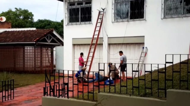 Homem fica ferido ao sofrer queda de plano elevado na Rua Machado de Assis, no Centro
