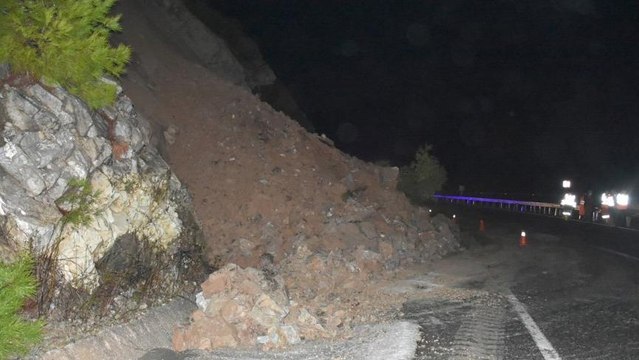 Marmaris’te heyelan kara yolunu trafiğe kapattı