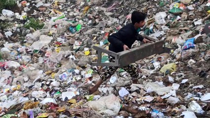 अराजक तत्वों ने व्यापारियों के टेबल फेंके गंदे तालाब में, आए दिन करते हैं ऐसी हरकतें