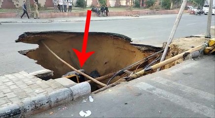 जयपुर में सड़क धंसी, 25 फीट गहरे गड्ढे में समा गया चलता हुआ ऑटो, चालक व युवती घायल, देखें तस्वीरें
