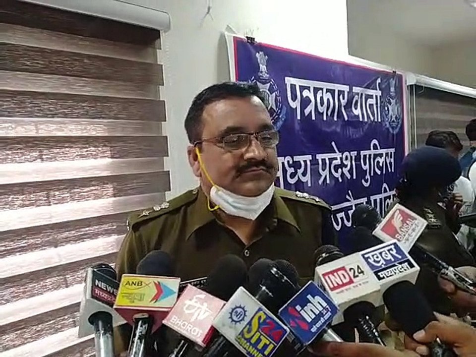 महाकाल थाना में पदस्थ आरक्षक पर सगाई में 10 लाख...