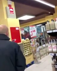 Un "turista" pagapensiones, de los que llegan a gastos pagados, organiza una trifulca en un supermercado, amenaza con un cuchillo y nos insulta a todos: "Españoles, hijos de ..."