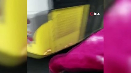 'Kardeşler aç abi' pankartıyla dilenen kadının kucağından bez bebek çıktı