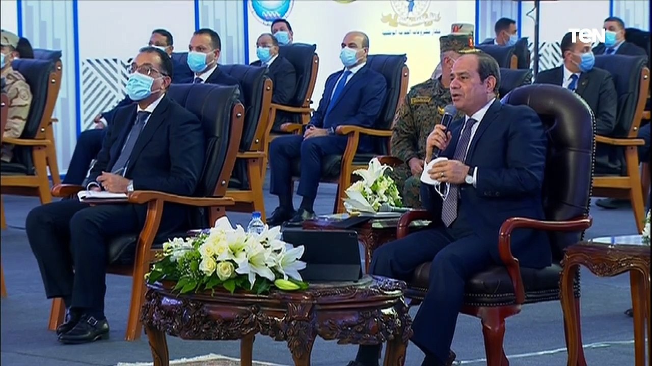 السيسي يقاطع وزير الزراعة خلال عرض صورة لمصنع منتجات ألبان