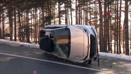 Aydınlatma direğine çarpıp takla atarak karşı şeride geçti