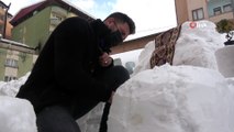Kardan masa, sandalye ve koltuk yapıp müşteri beklediler…Esnaf karı eğlenceye çevirdi