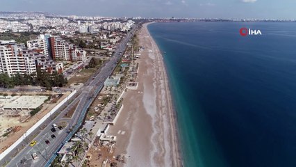 Kısıtlamalar sebebiyle berraklaşan Konyaaltı Sahili turkuaz renge büründü