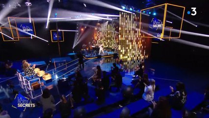 Claudio Capéo et Slimane démontent la rumeur selon laquelle ils étaient rivaux à l'époque de "The Voice" dans "La Boîte à secrets" sur France 3.