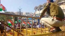 डीआईजी इरशाद वली ने बेरिकेट्स पर चढ़कर प्रदर्शनकारियों को रोका