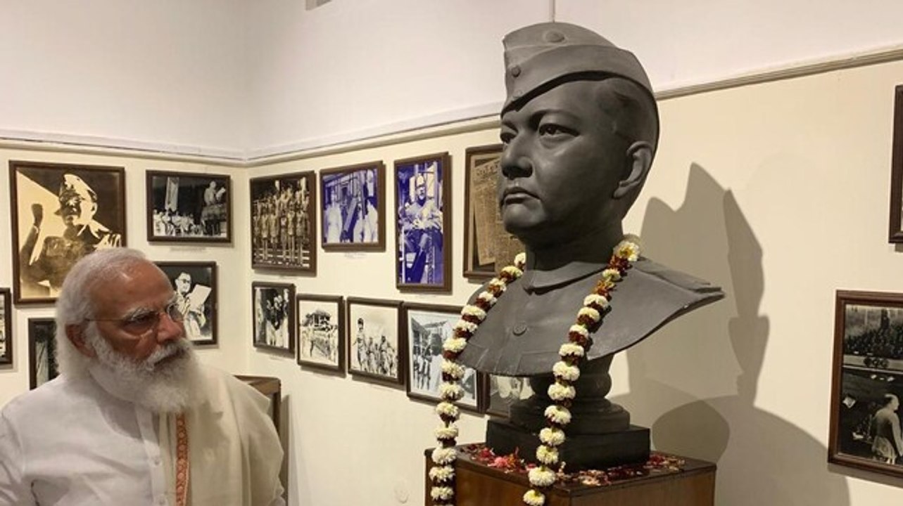 PM Modi visits National Library in Kolkata, pay...