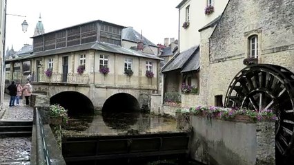 IMG_3364 Bayeux 14, 14 000 hbts, roue moulin eau riv Aure, anc halle poissons Off Tour, Cath CLIP