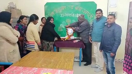 सुभाष चंद्र बोस की 125 वीं जयंती पर विद्यालय परिवार ने पुष्प अर्पित कर किया याद
