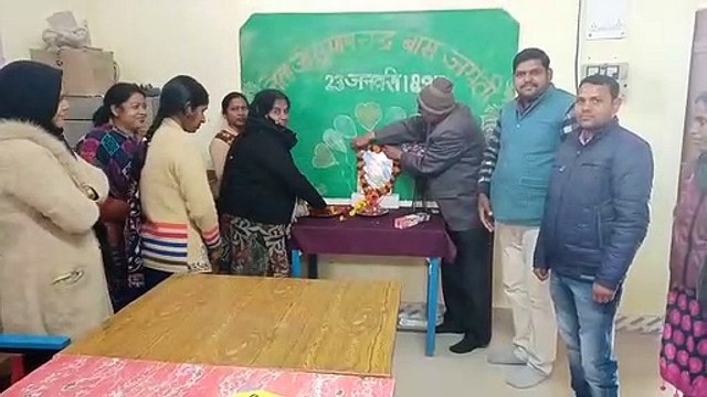 सुभाष चंद्र बोस की 125 वीं जयंती पर विद्यालय परिवार ने पुष्प अर्पित कर किया याद