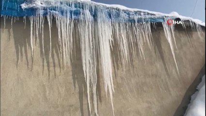Eksi 32 Derecede Çamaşırlar Dondu, Evler Dev Buz Sarkıtlarının Altında Kaldı