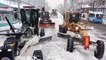 Ağrı Belediyesi eksi 30 derecede kar temizleme çalışmalarına devam ediyor