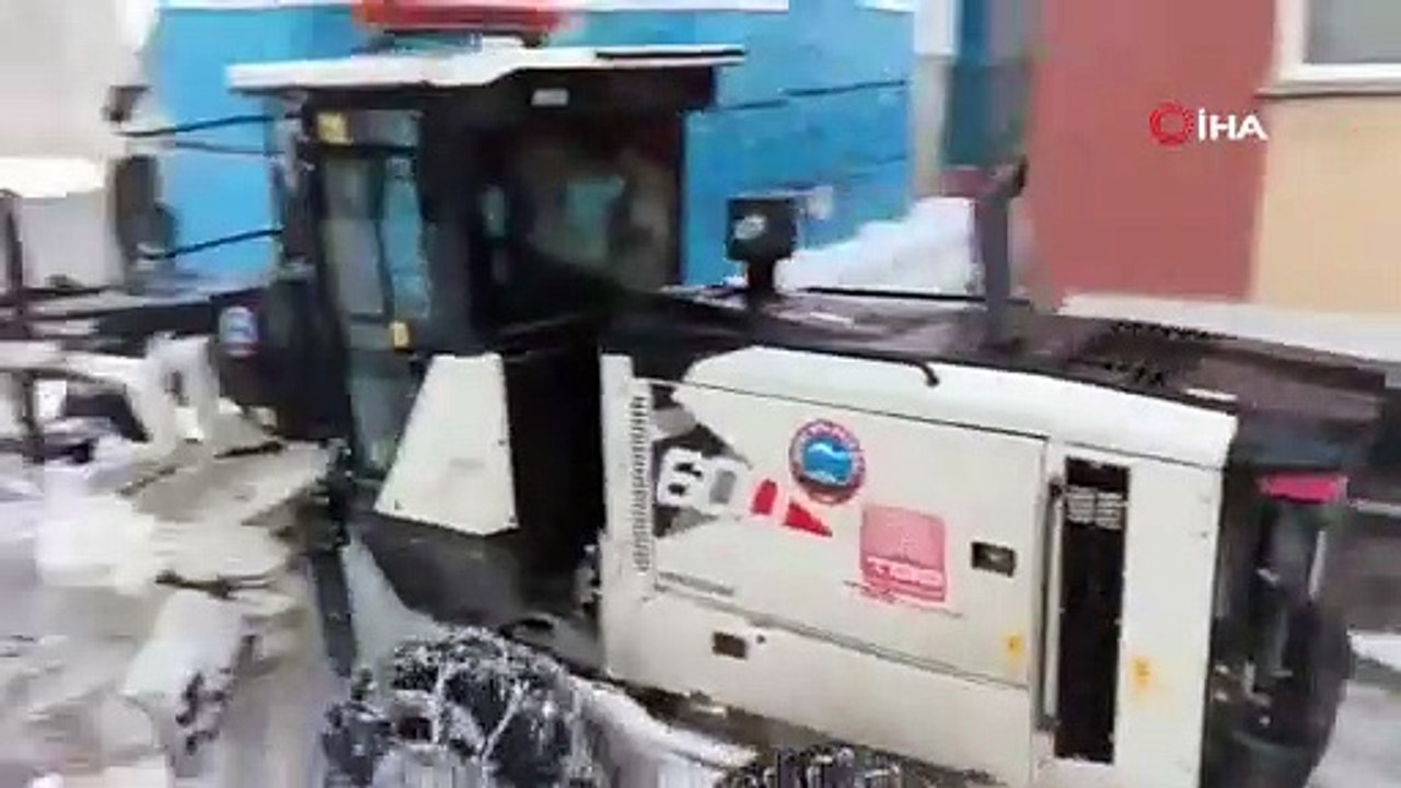 Ağrı Belediyesi eksi 30 derecede kar temizleme çalışmalarına devam ediyor