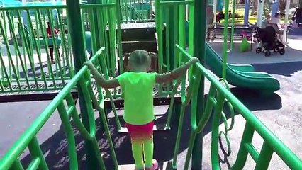 Diana y Muñeca Bebe juegan en el parque de juegos