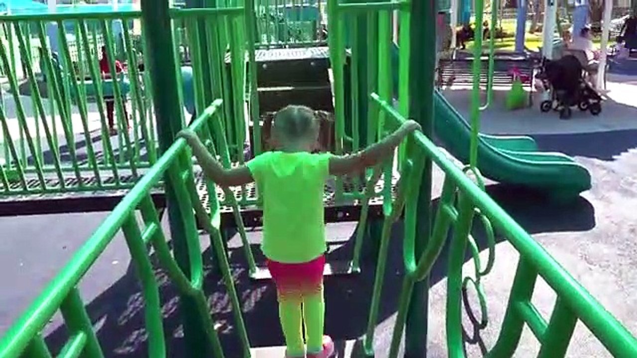 Diana y Muñeca Bebe juegan en el parque de juegos