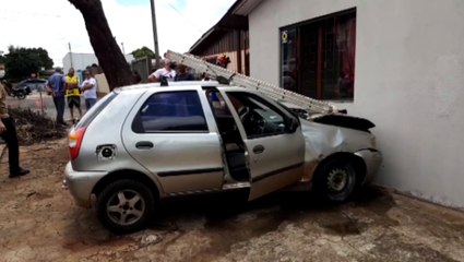 Após ziguezaguear pela Rua, motorista perde o controle da direção e entra com carro em residência