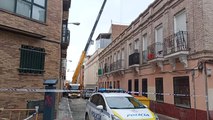 Los bomberos trabajan para apagar el fuego originado en Tetuán