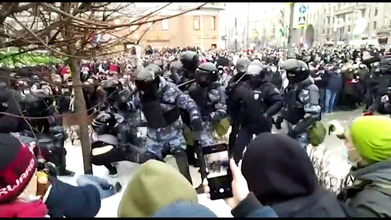 Polizei geht hart gegen Massenproteste in Russland vor