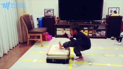 Un enfant plus musclé que n'importe lequel d'entre vous