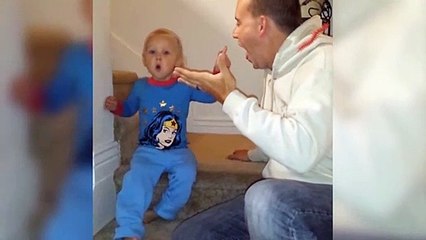 Regardez la tête de cet enfant quand son papa lui mange son bonbon