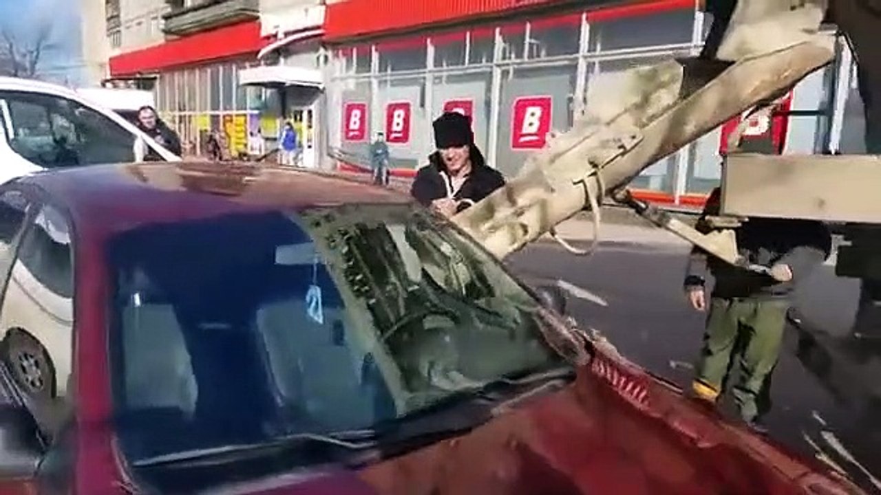 Ce mari remplit la voiture de sa femme infidèle avec du béton... Jolie vengeance