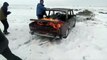 Ils jettent une voiture en feu dans un lac gelé... vive la russie
