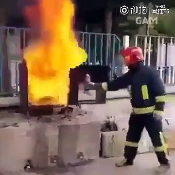 Ce pompier éteint un feu d'une façon incroyable... avec une bouteille de coca